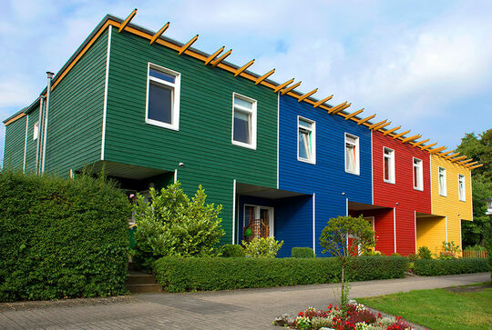 Osmo Holzfassade Profil des Reihenhauses in Regenbogenfarben der Landhausfarbe