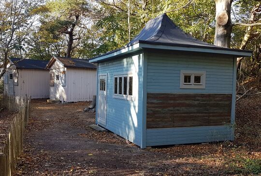 Osmo Landhausfarbe mit langlebigem Schutz gegen UV-Strahlen und Nässe – Meeresblau-grün-grau Sondermischton – Referenz Lietzenburg Hüttenprojekt