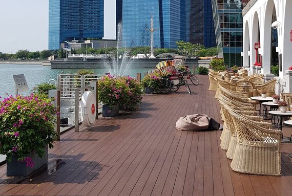 Terrasse aus Bambus benötigt auch Pflege – Osmo Holzschutz Öl-Lasur schützt die Holzoberfläche von dem Hotel Fullerton Bay