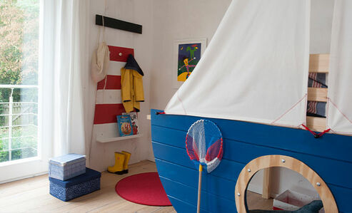 ein Segelboot-Hochbett mit Osmo Dekorwachs 3125 Blau im Kinderschlafzimmer im Maritim-Look