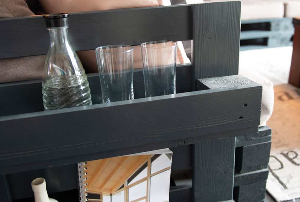 Mit Osmo Möbelpaletten lässt sich ein Getränkehalter und Zeitschriftenablage schnell und leicht bauen. Einfach zuschneiden und Farbe wählen – Osmo Idee