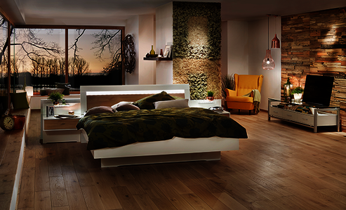 Gemütlicher Schlafzimmer im natürlichen Wohnstil mit Massivholzdielen von Osmo