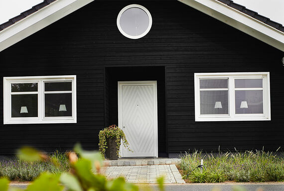 Farbige Holzfassade am Haus mit Osmo Garten- und Fassadenfarbe strichen. In verschiedenen Farben erhältlich.