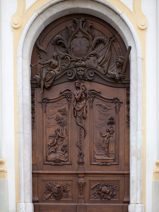 Schloss Schleißheim verwendet Osmo Anstriche und Farbe an den Holzportalen, Holztüren sind Kunstwerk-Repliken