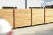 Osmo FORSDAL Sichtblende aus hellem Holz hebt den Wohnwert des Grundstücks durch das massive Design