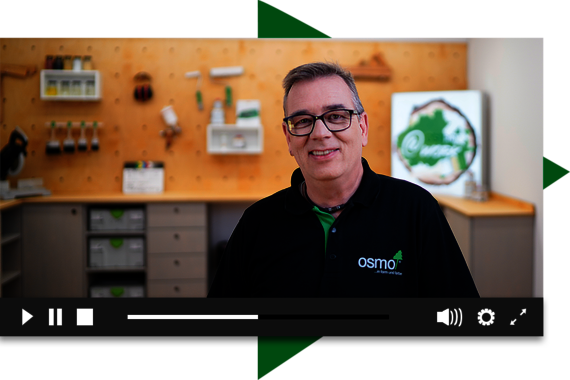 Osmo wood specialist, product adviser and video content producer Ralf in the studio