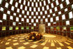 Der Innenbereich aus Holz von Song of the Forest lässt das Licht auf den Boden in einem Muster scheinen – Osmo Referenz