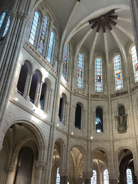 Restaurierter Innenbereich der Kirche Basilika Saint-Donatien in Frankreich ist wieder begehbar – Osmo Anstriche und Farbe