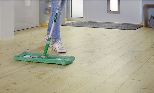 Dust-Mop in the Osmo Cleaning Kit for Floors cleans flooring quickly.