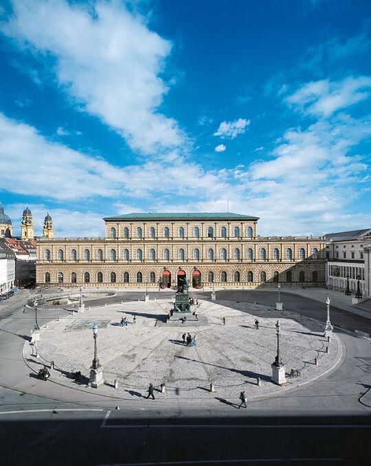Die Eingangstore des Innenstadtschlosses wurden mit drei Osmo Produkten saniert und erstrahlen wieder im neuen Glanz – Osmo Referenz Residenz München