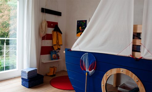 Osmo diy Schiff im Kinderzimmer - Die Bauanleitung für die Schiffsform mit integriertem Schreibtisch und einem Leuchtturm als Garderobe.