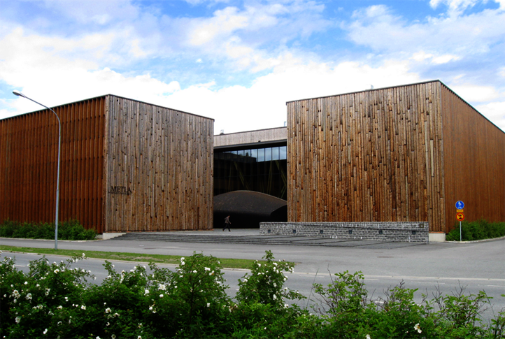 The cladding of the Metla House made of over-100-year-old logs treated with Osmo Holzschutz Öl-Lasur
