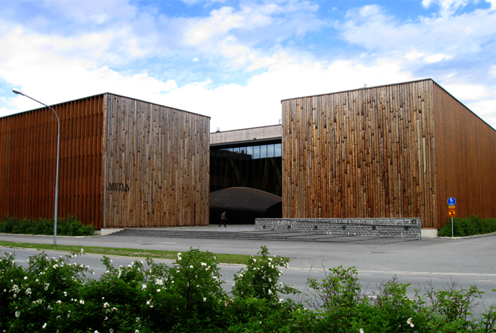 Der Eingang des Metla-Hauses in Finnland mit 100 Jahre altem Rundholz verkleidet