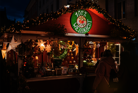 Osmo Landhausfarbe schützt diesen Stand aus Holz auf dem Weihnachtsmarkt am Bodensee