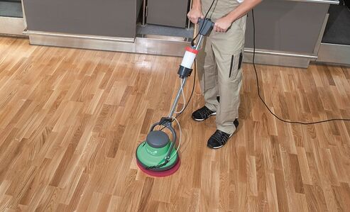 Intensive cleaning for dirty wooden floors