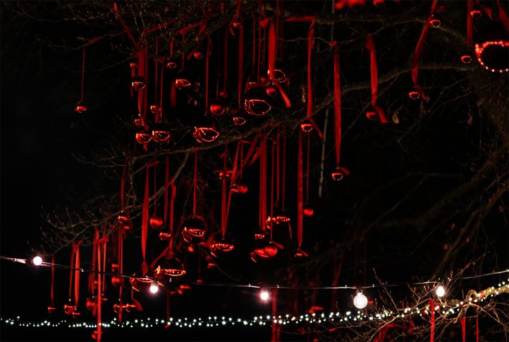 Festlicher Baumschmuck auf dem Weihnachtsmarkt am Bodensee