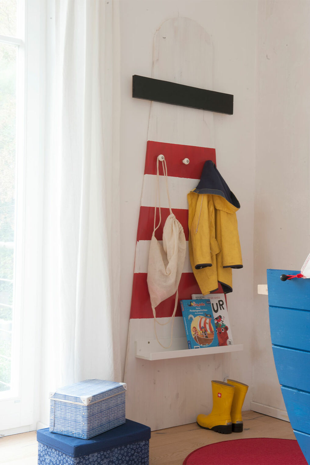 Osmo Dekorwachs loft bed and lighthouse shelf fit into maritime children’s bedroom