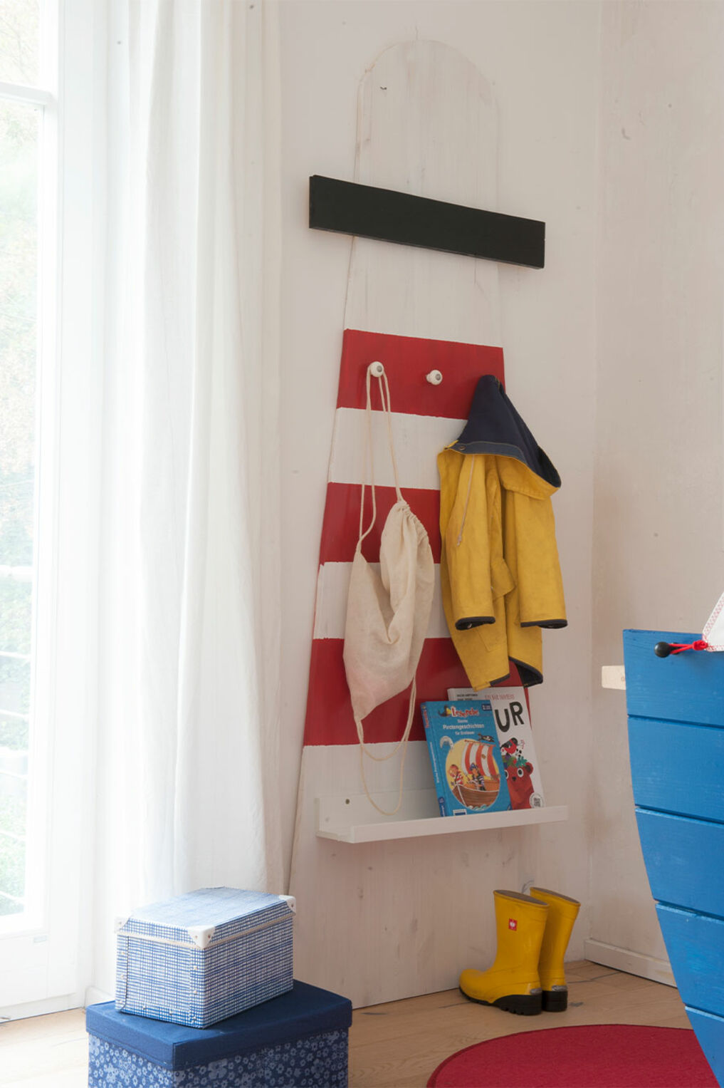 Osmo Dekorwachs Hochbett und Leuchtturm Regal passen gut ins maritime Kinderzimmer