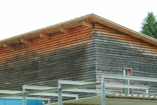 Holzfassade teilweise ergraut durch die Sonne, ungleichmäßige Farbtonstufen und Vergrauungstöne mit Osmo ausbessern – Pflegetipps für die Vergrauung