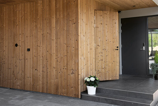 Osmo Thermoholz Fichte powered by Lunawood lässt sich als Fassade an Hauseingängen anbringen und erschafft eine warme und gepflegte Atmosphäre
