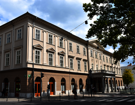 Das historische Kazina an der nordwestlichen Ecke des Kongressplatzes in Ljubljana