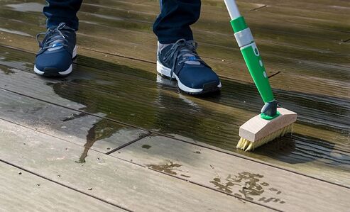 Terrassenpflege im Frühling – Pflegetipps und Hinweise für eine geschützte Holzterrasse mit Osmo