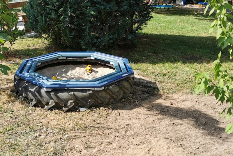 Spielgeräte & Sandkästen