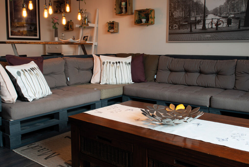 Ein Kleines Sofa reicht nicht? Nutzen Sie Osmo Möbelpaletten für ein großes Sofa entlang der Wandlänge. Einfache Montage und vielseitige Gestaltungsmöglichkeiten.