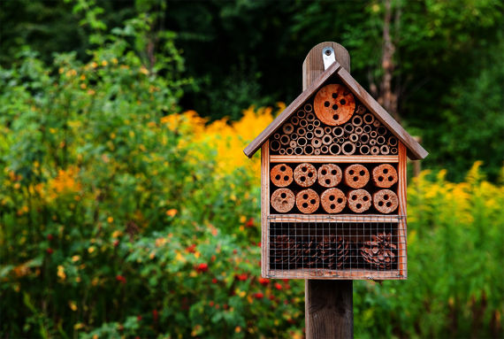 Ein Insektenhotel mit Osmo Anstrichen findet überall Platz und bietet Insekten wertvollen Schutz- und Lebensraum.