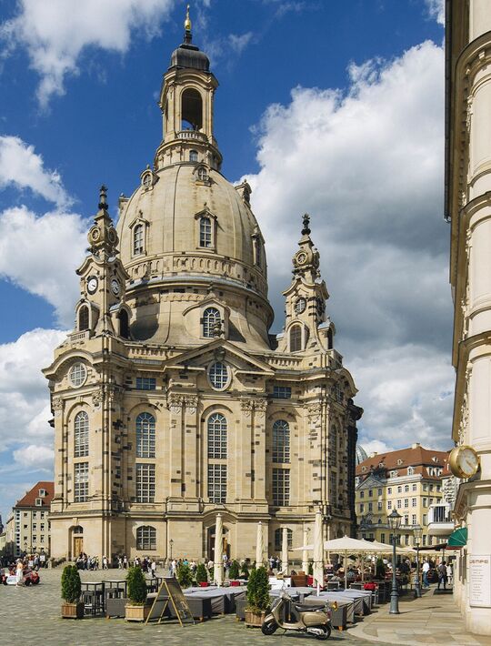 Osmo Referenz: Dresdner Frauenkirche von außen steht auf dem Neumarkt