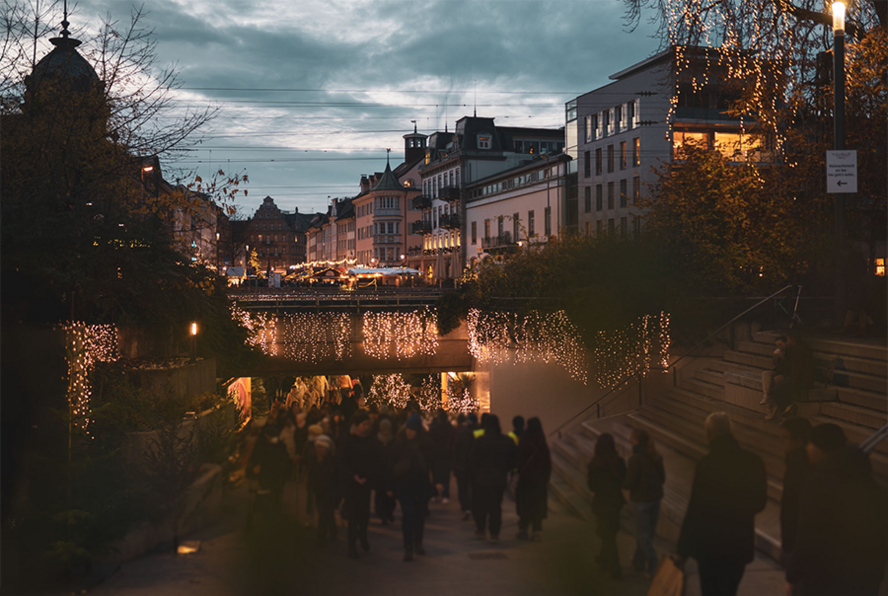 Weihnachtliche Hütten am Bodenseeufer
