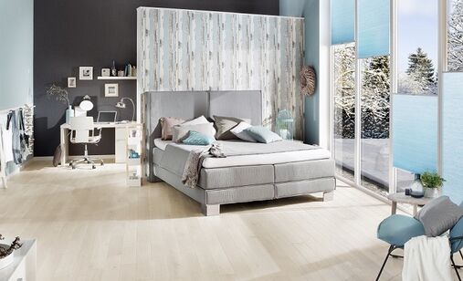 Schlafzimmer mit Osmo Massivholzdielen Eiche Sortierung Natur mit weißer Läsur