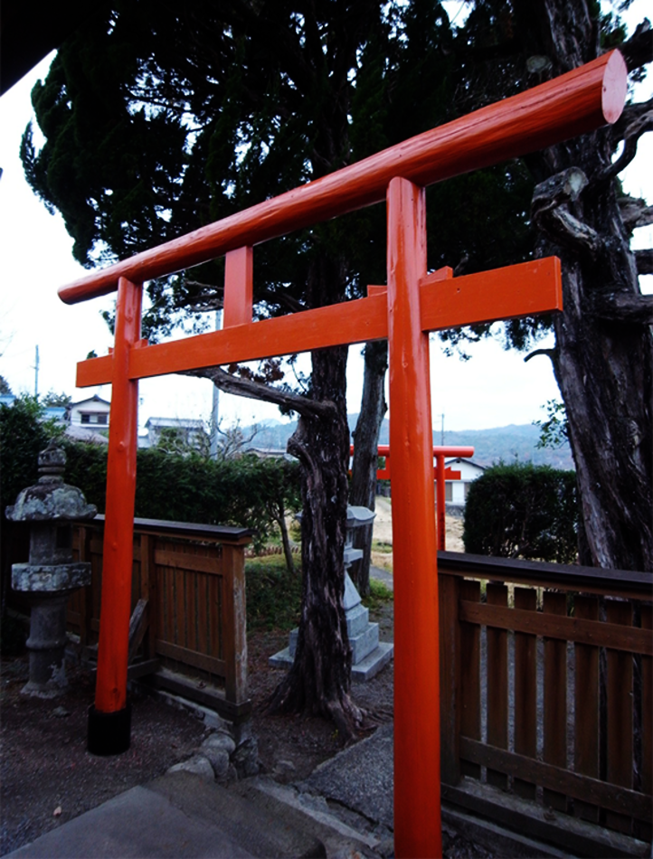 Torii gate in Osmo Landhausfarbe in bespoke colour "Japan Red" marks the entrance