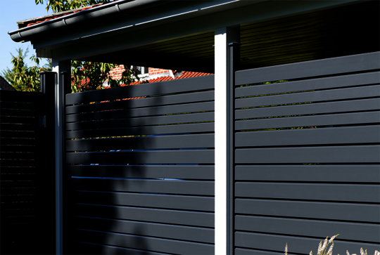 Sichtblende Osmo Alu-Fence Rhombus in Anthrazit verdeckt Blicke auf den Carport.