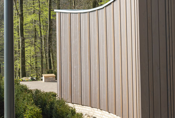 VERTO wurde speziell für die vertikale Montage entwickelt und ziert den Pavillon in Bad Iburg – Osmo Fassadensystem VERTO