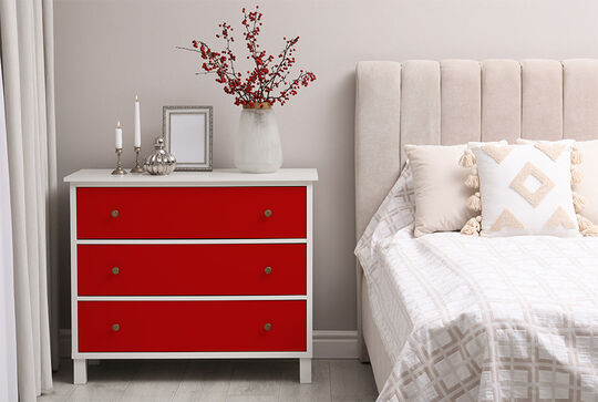 With Osmo Dekorwachs, you can give every room its own special eye-catcher - with a red chest of drawers in the bedroom and red accessories, completely new accents are added.
