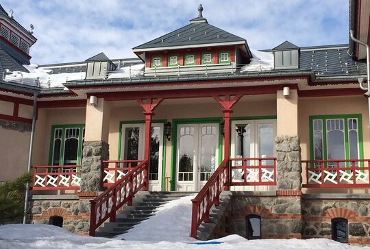 Die kleine Kantinenhalle neben dem Haupteingang des Hotels hat ein kleines Geländer und Balken welche in weiß und rot mit der Osmo Landhausfarbe gestrichen wurde.