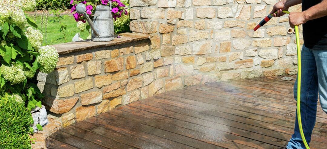 Osmo Pflegetipps Anleitung zum Entgrauen – Terrasse vorbereiten mit Wasser – Holzoberfläche mit einem Schlauch anfeuchten
