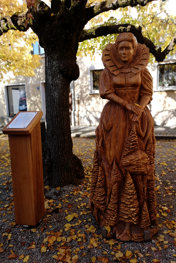 Wooden sculpture by Res Hofmann protected with UV-Schutz-Öl