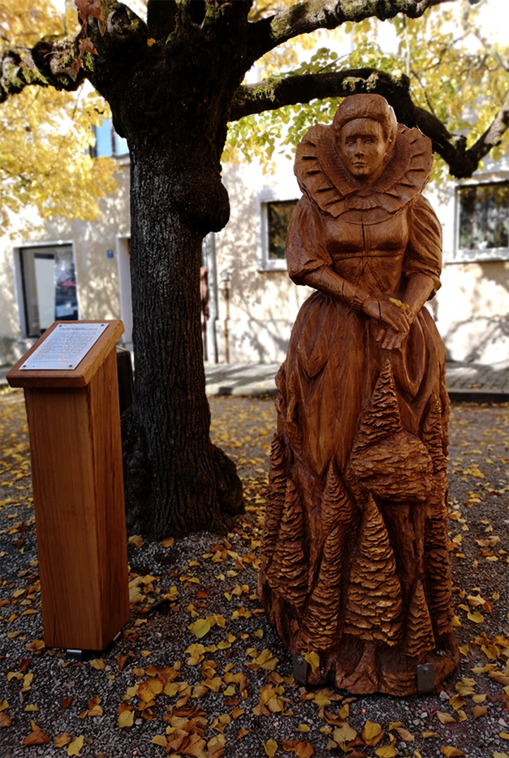 Res Hofmann Holzskulptur wird mit UV-Schutz-Öl gegen Witterung geschützt.