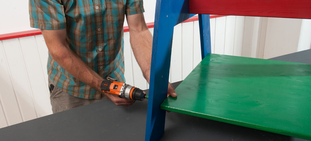 Das gestrichene Holz des Multifunktions-Spieltisch zusammen verschrauben, Beine und Zwischenboden ausrichten und befestigen. Osmo zum selber machen