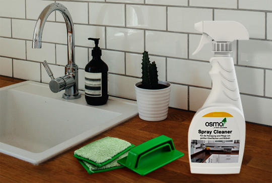 Osmo Spray Cleaner ergänzt Osmo TopOil und entfernt nach dem Essen alle Flecken und Verschmutzungen, ohne die Holzoberfläche anzugreifen und den TopOil Schutz zu entfernen.