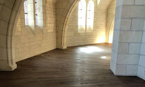 Osmo Referenz - Basilika Saint-Donatien – Restaurierte Kirche nach Brand wieder begehbar mit den Holzanstrichen des Kirchen Bodens