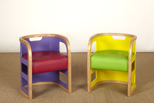 Zwei Kinderstühle in bunten Sonderfarben – gemischte Dekorwachsfarben von Osmo – Künstler Steuart Padwick
