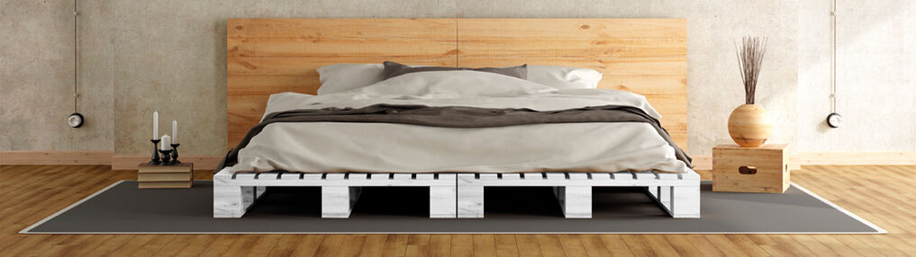 Ein Gästebett ist mit Möbelpaletten fix aufgebaut. Für eine Liegefläche von 1,20 m × 2,40 m benötigen Sie nur drei Paletten von Osmo.