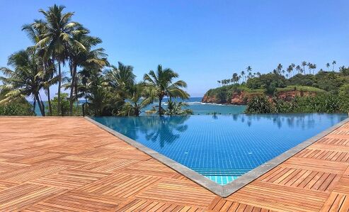 This hotel pool deck is optimally protected thanks to Osmo products