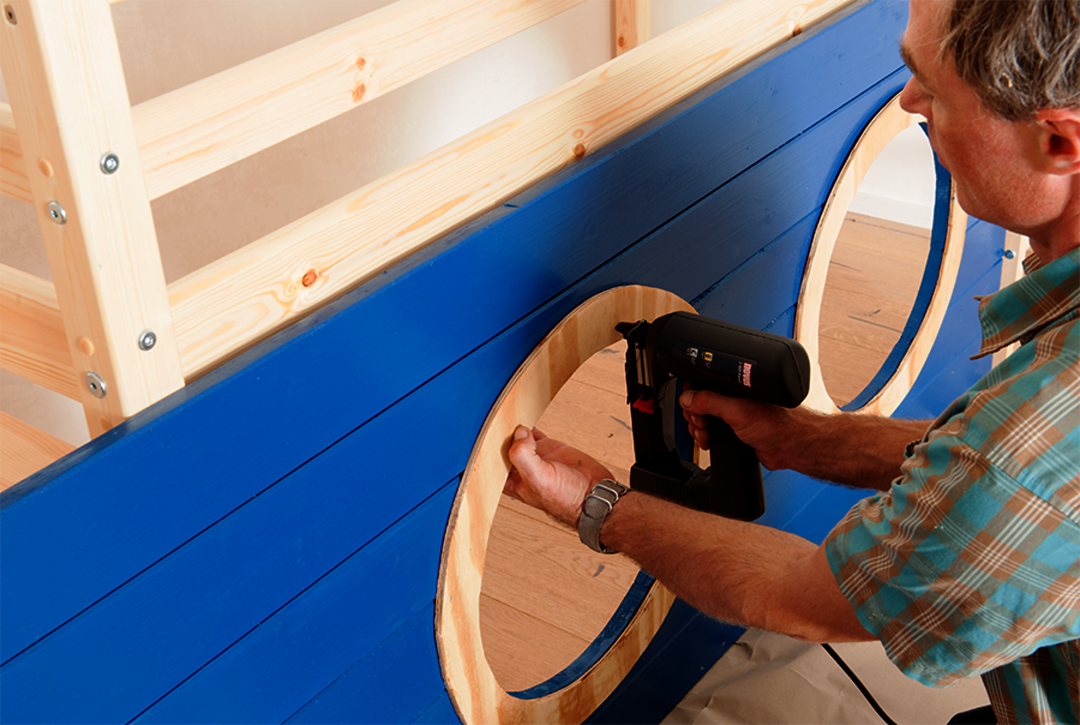 Osmo Schiff Hochbett Bauanleitung - Bullaugen an der Beplankung antackern und mit TopOil behandeln