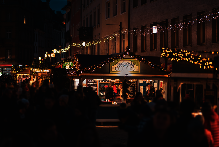 Dieser grüne Stand auf dem Weihnachtsmarkt am Bodensee ist mit Osmo Landhausfarbe geschützt