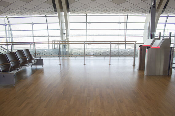 Kratzfest und strapazierfähig: der Fußboden aus Eichenparkett am Flughafen Oslo ist mit Osmo Hartwachs-Öl Original dauerhaft geschützt