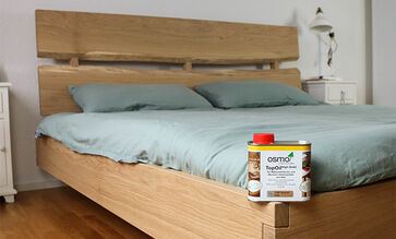 Influencer Fabian Bau schützt sein Bett aus Holzbohlen mit Osmo TopOil
